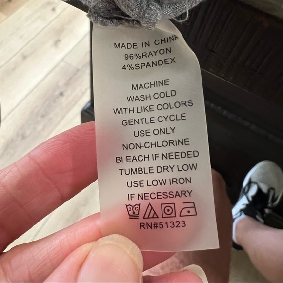 𝅺vince Camuto gray sleeveless blouse with two front cut outs, medium - Picture 10 of 10